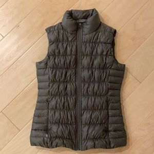 Athleta lightweight puffer fitted vest
